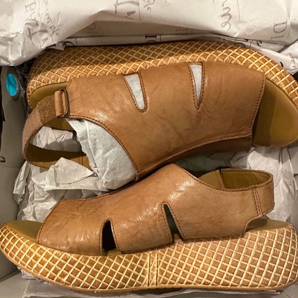 New  wt box ,  Diba true tan  platttform  wedge sandals. - Picture 10 of 13